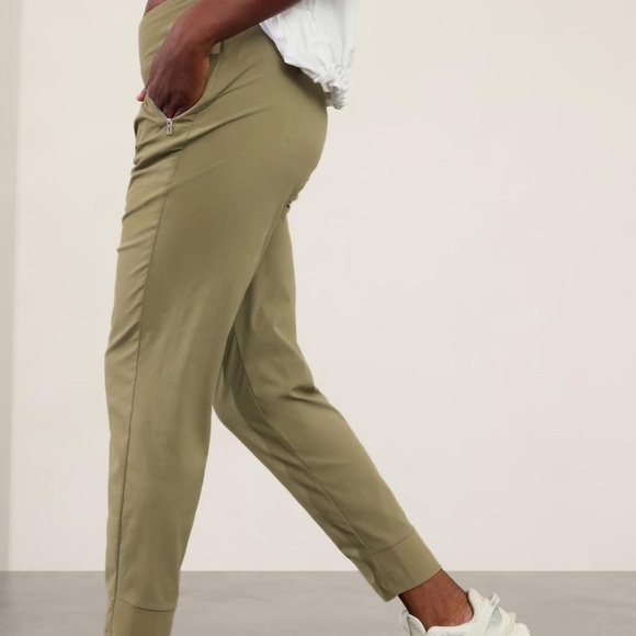 athleta trekkie north high mid rise jogger in maroon red - Picture 5 of 6